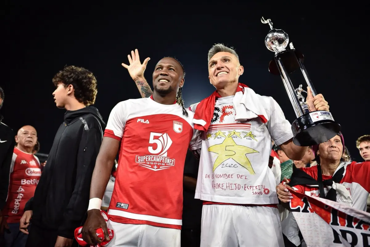 Santa Fe goleó al Junior en El Campín y es el más veces campeón de la Superliga Una vez más, Independiente Santa Fe conquistó la Superliga. El conjunto ‘Cardenal’ jugó un partidazo, goleó 3-0 a Junior en condición de local y se consolidó como el máximo ganador de esta competencia, alcanzando su quinta consagración.