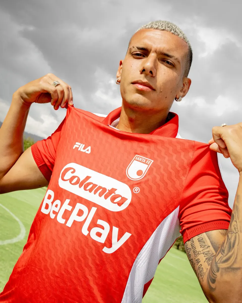 Esto cuesta la nueva camiseta de Independiente Santa Fe Independiente Santa Fe presentó oficialmente su nueva indumentaria para la temporada 2026. Aquí le contamos todos los detalles del diseño y cuál es el precio de lanzamiento para los aficionados.