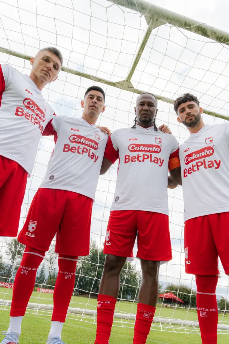 Esto cuesta la nueva camiseta de Independiente Santa Fe Independiente Santa Fe presentó oficialmente su nueva indumentaria para la temporada 2026. Aquí le contamos todos los detalles del diseño y cuál es el precio de lanzamiento para los aficionados.