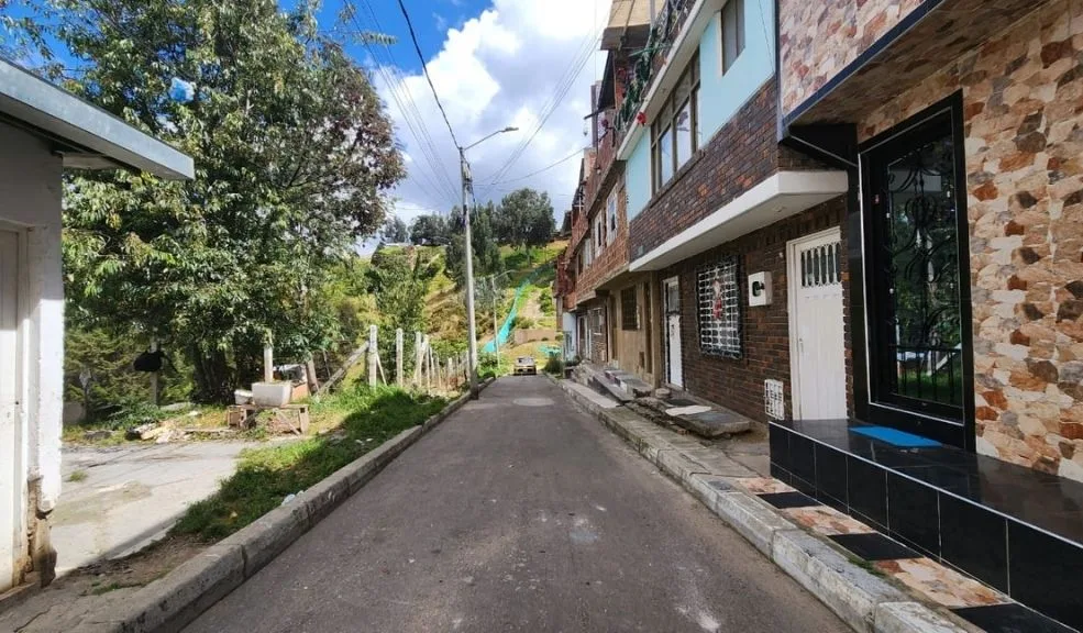 San Cristóbal: a Junior lo mató su propio amigo en Las Amapolas Un inicio de año trágico se vivió en el sur de Bogotá con el homicidio de Junior Alexánder Leudo Hinestroza, de 38 años, ocurrido en la noche del 1° de enero de 2026 en el barrio Las Amapolas, localidad de San Cristóbal.