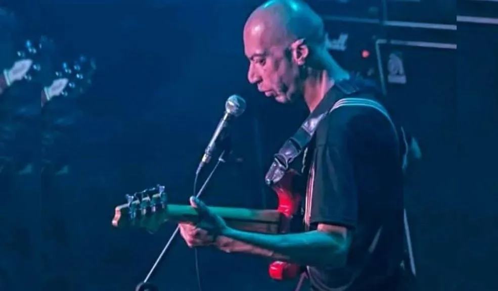 Santa Fe: 'Juanpistols', bajista de una banda de punk, fue brutalmente atacado por un grupo de venezolanos A través de redes sociales, los compañeros de ‘Juanpistols’ denunciaron la grave agresión que sufrió, al parecer, por control territorial en el parque Las Nieves, ubicado en la localidad de Santa Fe. El bajista de la banda de punk habría sido atacado con un arma blanca por un grupo de venezolanos y, en este momento, se encuentra luchando por su vida en cuidados intensivos.