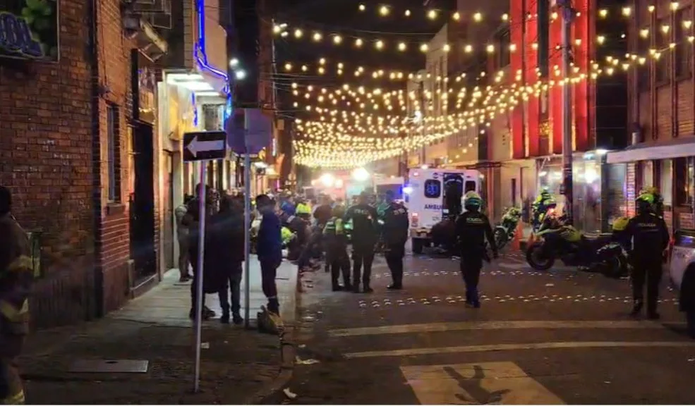 Santa Fe: explosión de granada dejó una persona muerta y 13 heridas 1 Santa Fe: explosión de granada dejó una persona muerta y 13 heridas El lamentable hecho que se presentó hacia las 9:00 p.m. de ayer dejó como resultado un adulto mayor muerto y 13 personas heridas en el barrio Santa Fe. Las investigaciones determinarán si el ataque iba dirigido a un grupo de personas que departía fuera del lugar o si era directamente para el establecimiento comercial.