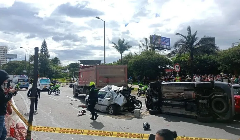 Santiago y Clara, los dos inocentes que murieron en el accidente múltiple de la Av. 68 Santiago Rodríguez Montero y Clara Lucía León Bernal, ambos de 68 años, fueron dos de las víctimas mortales que dejó una persecución que terminó en un violento choque, presuntamente provocado por el conductor de una camioneta que habría intentado hacer justicia por mano propia.