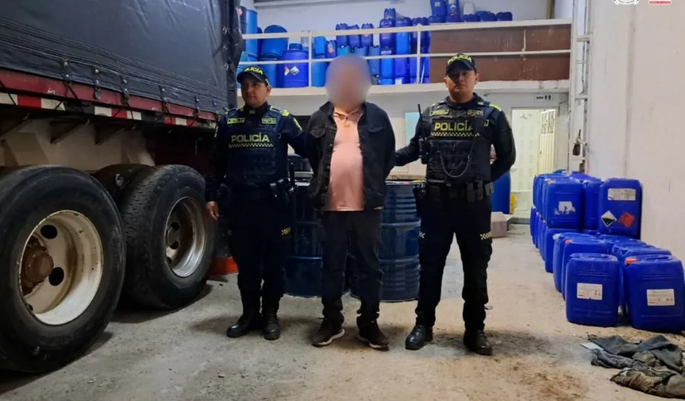 Se les cayó la vuelta en Soacha: una captura y decomiso de insumos para la producción de cocaína Una bodega llena de insumos para la producción de cocaína fue allanada por las autoridades en el vecino municipio de Soacha. En el operativo se capturó a un hombre y se decomisaron más de 35 toneladas de elementos, que representarían cerca de $2.600 millones.