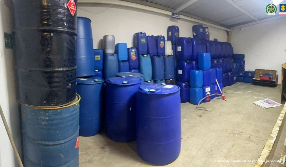 Se les cayó la vuelta en Soacha: una captura y decomiso de insumos para la producción de cocaína Una bodega llena de insumos para la producción de cocaína fue allanada por las autoridades en el vecino municipio de Soacha. En el operativo se capturó a un hombre y se decomisaron más de 35 toneladas de elementos, que representarían cerca de $2.600 millones.