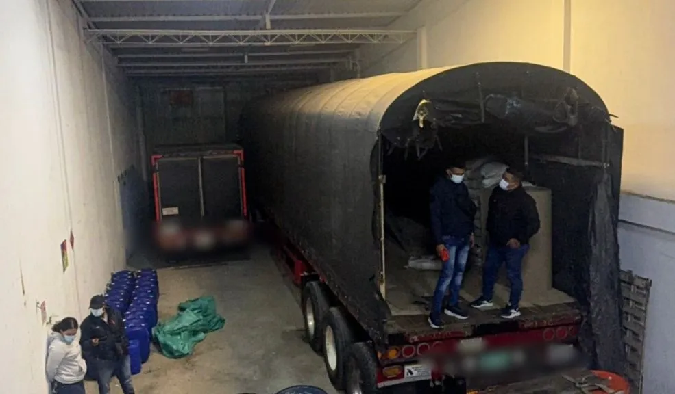 Se les cayó la vuelta en Soacha: una captura y decomiso de insumos para la producción de cocaína Una bodega llena de insumos para la producción de cocaína fue allanada por las autoridades en el vecino municipio de Soacha. En el operativo se capturó a un hombre y se decomisaron más de 35 toneladas de elementos, que representarían cerca de $2.600 millones.