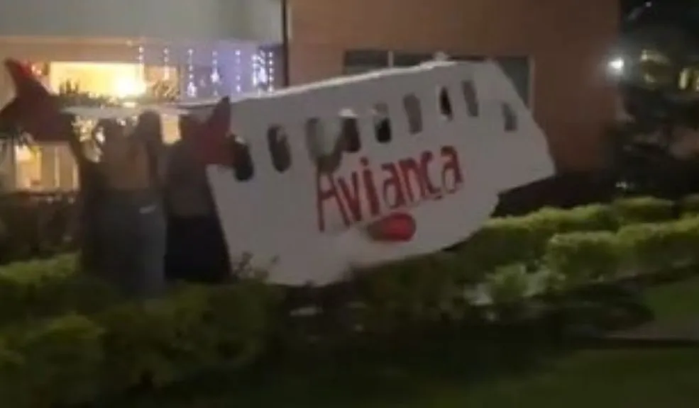 Se logró el objetivo: Avianca le regalará un viaje a familia que hizo curioso agüero en Año Nuevo 1 Se logró el objetivo: Avianca le regalará un viaje a familia que hizo curioso agüero en Año Nuevo Una familia en Cali transformó una expresión de creatividad a una oportunidad única, utilizando un avión de cartón artesanal marcado con el nombre de Avianca.