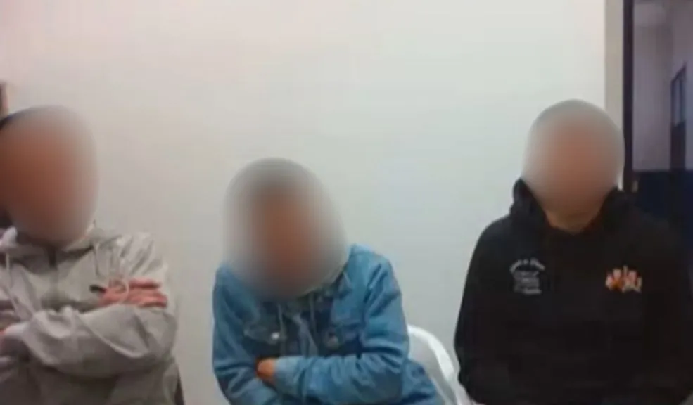Señalados de extorsión quedaron libres por falta de pruebas El proceso contra la presunta red de extorsión conocida como ‘Los Bautistas’ tuvo un giro luego de que una jueza de control de garantías ordenara la libertad de 15 de las 39 personas señaladas por las autoridades, al concluir que no existía una inferencia razonable de autoría o participación en los hechos imputados por la Fiscalía.