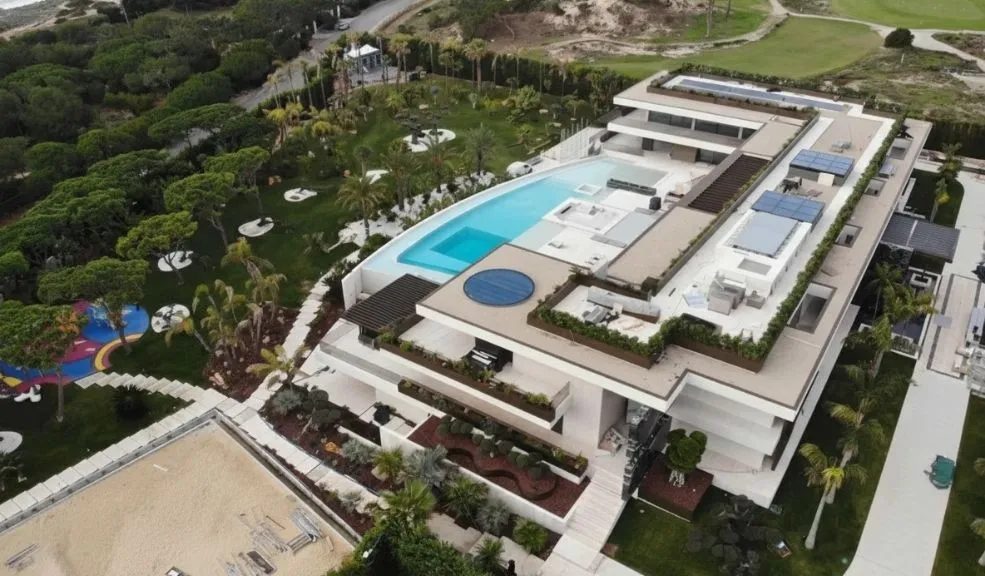 Conozca el palacio en el que vivirá Cristiano Ronaldo tras retirarse del fútbol profesional 1 Conozca el palacio en el que vivirá Cristiano Ronaldo tras retirarse del fútbol profesional La palabra mansión se queda corta para describir lo que será, en unos años, la nueva residencia de Cristiano Ronaldo en la exclusiva zona de Quinta da Marinha, cerca de Lisboa, Portugal.