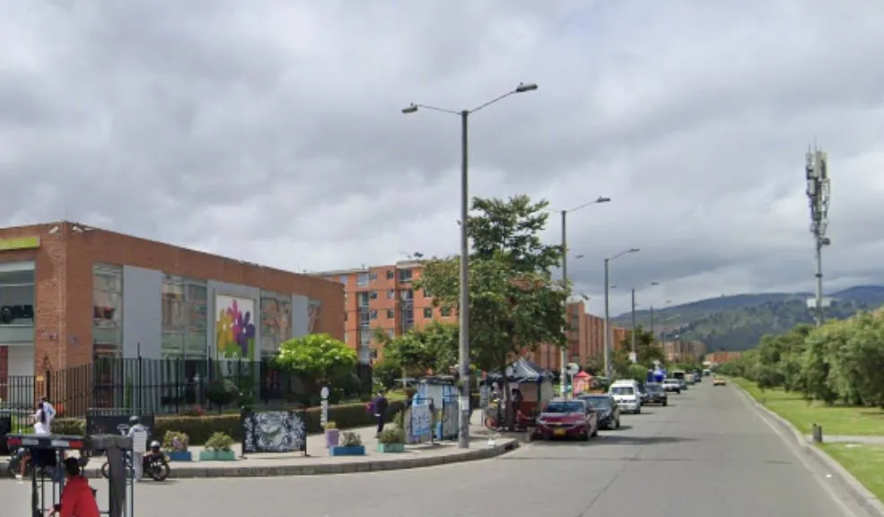 Soacha: dos heridas en ataque a bala frente a un centro comercial 1 Soacha: dos heridas en ataque a bala frente a un centro comercial A plena luz del día, en la tarde del domingo, una mujer fue atacada con arma de fuego en una de las vías principales de Ciudad Verde (Soacha), en un hecho que dejó además a otra mujer herida. El ataque generó pánico entre los transeúntes y comerciantes del sector.