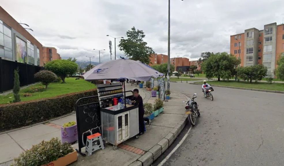 Soacha: dos heridas en ataque a bala frente a un centro comercial A plena luz del día, en la tarde del domingo, una mujer fue atacada con arma de fuego en una de las vías principales de Ciudad Verde (Soacha), en un hecho que dejó además a otra mujer herida. El ataque generó pánico entre los transeúntes y comerciantes del sector.