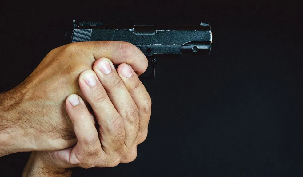 Soacha: dos heridas en ataque a bala frente a un centro comercial 2 Soacha: dos heridas en ataque a bala frente a un centro comercial A plena luz del día, en la tarde del domingo, una mujer fue atacada con arma de fuego en una de las vías principales de Ciudad Verde (Soacha), en un hecho que dejó además a otra mujer herida. El ataque generó pánico entre los transeúntes y comerciantes del sector.