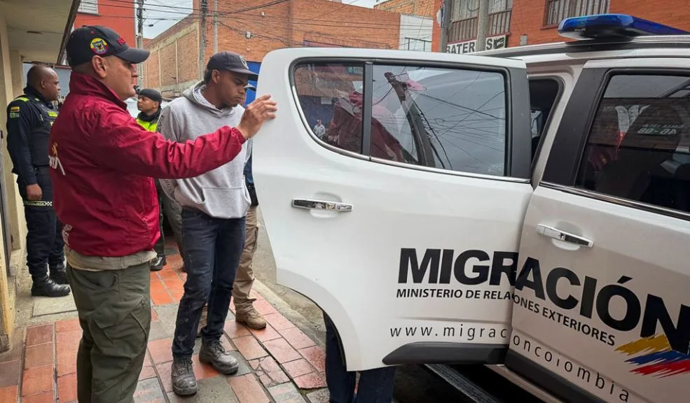 Suba: Migración podría expulsar a venezolano que se grabó intimidando a las personas En redes sociales empezó a circular un video en el que aparecía un hombre venezolano intimidando a las personas, diciendo: “Guarden sus pertenencias, que no le estamos devolviendo nada a nadie”. Tras la amplia difusión del material, las autoridades de Migración dieron con su paradero en la localidad de Suba y establecieron que se encontraba en el país de manera irregular.