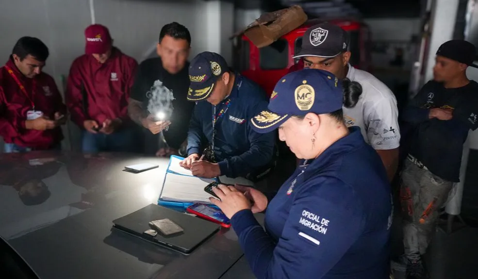Suba: Migración podría expulsar a venezolano que se grabó intimidando a las personas En redes sociales empezó a circular un video en el que aparecía un hombre venezolano intimidando a las personas, diciendo: “Guarden sus pertenencias, que no le estamos devolviendo nada a nadie”. Tras la amplia difusión del material, las autoridades de Migración dieron con su paradero en la localidad de Suba y establecieron que se encontraba en el país de manera irregular.