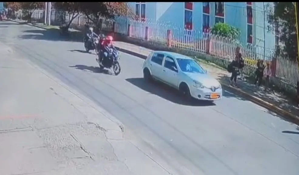 Suba: conductor arrolló y arrastró a un motociclista en Villa María Un grave caso de violencia vial tiene hoy a una familia exigiendo justicia. Un joven de 27 años resultó con lesiones de extrema gravedad tras ser arrollado y arrastrado por un vehículo particular cuyo conductor huyó del lugar, luego de una discusión en vía pública ocurrida a finales de diciembre en el barrio Villa María, en la localidad de Suba.