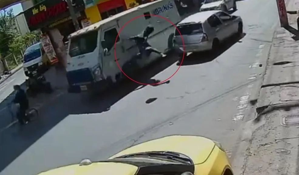 Suba: conductor arrolló y arrastró a un motociclista en Villa María Un grave caso de violencia vial tiene hoy a una familia exigiendo justicia. Un joven de 27 años resultó con lesiones de extrema gravedad tras ser arrollado y arrastrado por un vehículo particular cuyo conductor huyó del lugar, luego de una discusión en vía pública ocurrida a finales de diciembre en el barrio Villa María, en la localidad de Suba.