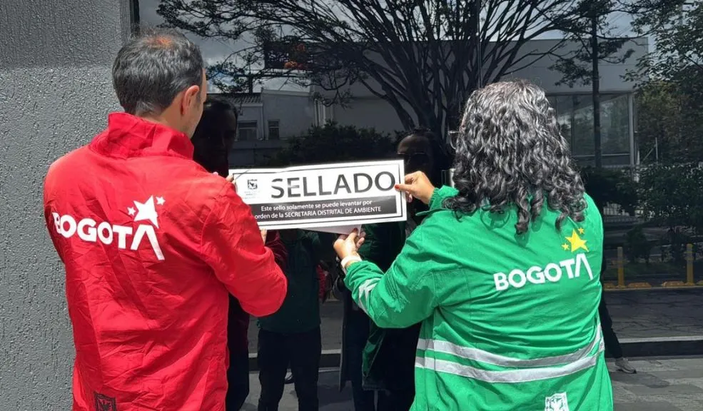 Suba: sellaron clínica estética que botó irresponsablemente desechos hospitalarios en la calle 1 Suba: sellaron clínica estética que botó irresponsablemente desechos hospitalarios en la calle Sellaron Clínica Estética en Suba que creyó que las calles de Bogotá eran un basurero. De manera irresponsable habrían botado residuos peligrosos como jeringas, tubos con sangre, ropa quirúrgica y bolsas de suero.