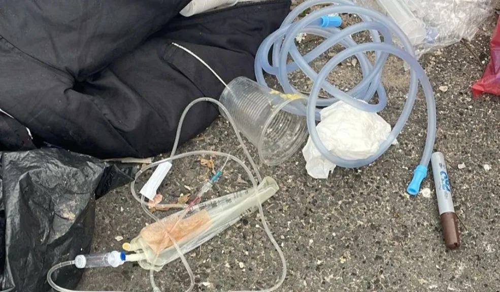 Suba: sellaron clínica estética que botó irresponsablemente desechos hospitalarios en la calle 2 Suba: sellaron clínica estética que botó irresponsablemente desechos hospitalarios en la calle Sellaron Clínica Estética en Suba que creyó que las calles de Bogotá eran un basurero. De manera irresponsable habrían botado residuos peligrosos como jeringas, tubos con sangre, ropa quirúrgica y bolsas de suero.