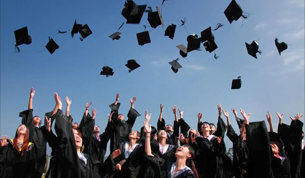 Termine sus estudios de bachillerato totalmente gratis Matricúlese y termine sus estudios totalmente gratis. El cronograma será completamente flexible y está dirigido a vendedores informales, comerciantes de las plazas distritales de mercado, emprendedores informales y sus familias.
