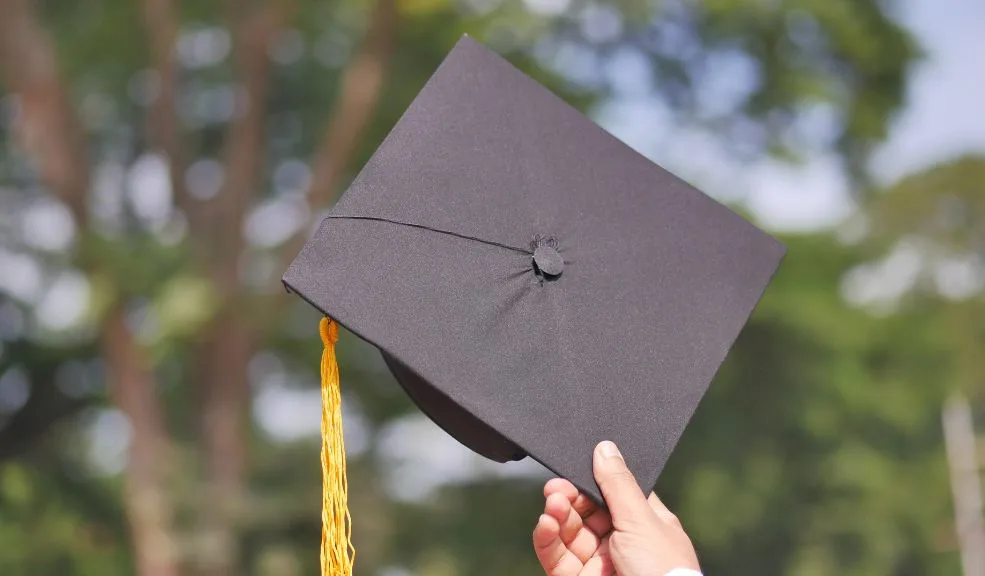 Termine sus estudios de bachillerato totalmente gratis 1 Termine sus estudios de bachillerato totalmente gratis Matricúlese y termine sus estudios totalmente gratis. El cronograma será completamente flexible y está dirigido a vendedores informales, comerciantes de las plazas distritales de mercado, emprendedores informales y sus familias.