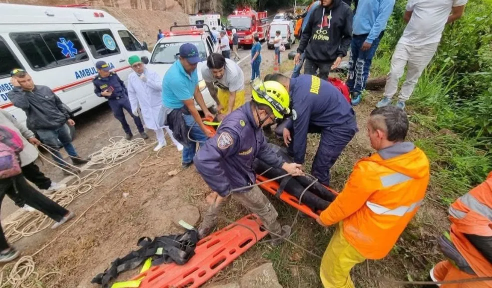 Tragedia vial en el Huila: bus cayó al río Magdalena en Pericongo En la mañana de este martes 6 de enero se registró un trágico accidente vial en el Huila. Un bus que transportaba pasajeros cayó a las aguas del río Magdalena. Hasta el momento no se han reportado víctimas fatales, pero de manera extraoficial se habla de una persona desaparecida.