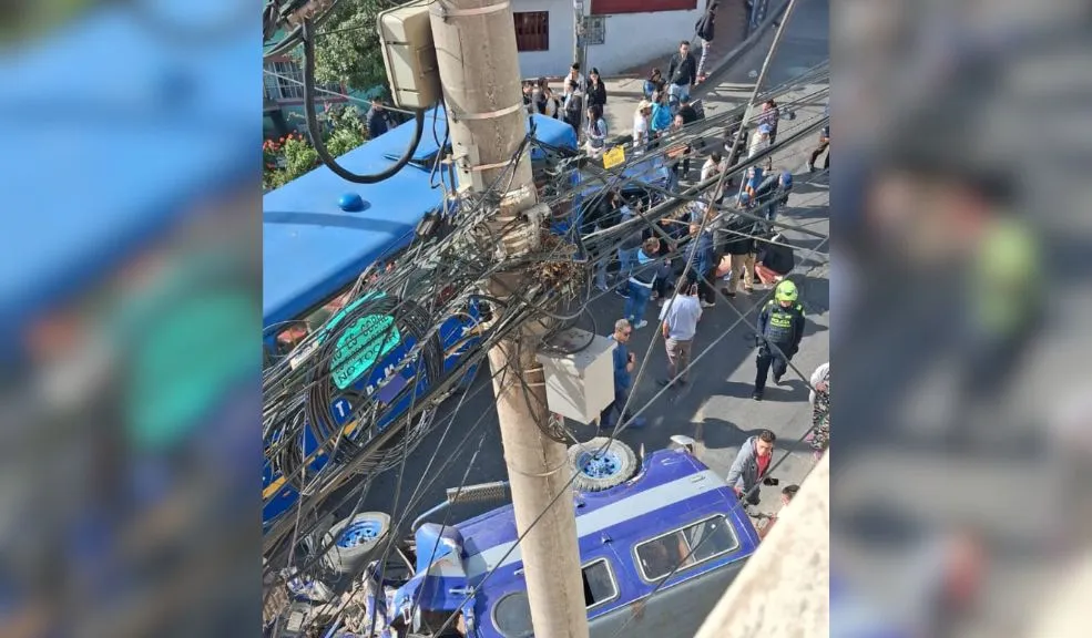 Trágico accidente en Ciudad Bolívar: carro mató a un peatón y se chocó con otros cuatro vehículos En la mañana de este lunes, un trágico accidente se presentó en la localidad de Ciudad Bolívar. Al parecer, los hechos se habrían producido luego de que una camioneta de transporte informal perdiera los frenos, arrollara a un peatón y, metros más abajo, colisionara contra otros vehículos.