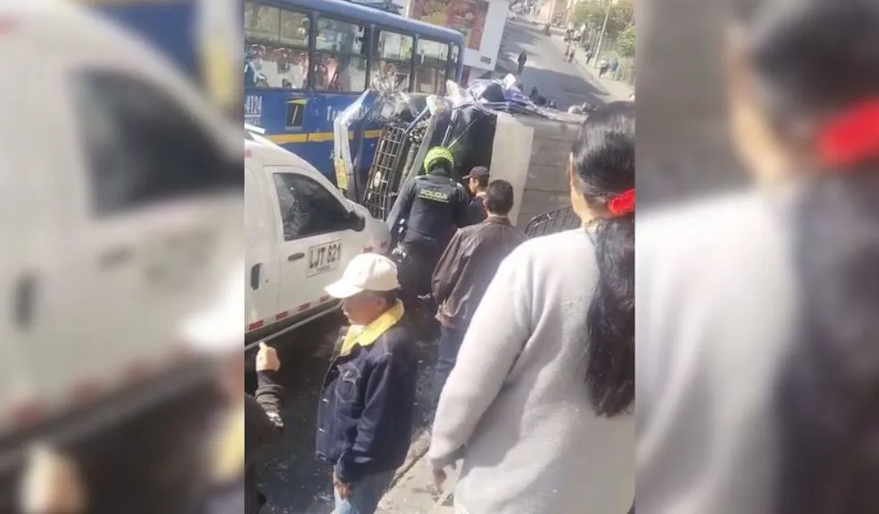 EN VIDEO: así quedó registrado el accidente en Ciudad Bolívar que dejó un muerto Una cámara de seguridad captó el momento en que una camioneta de transporte informal, que circulaba a exceso de velocidad por el barrio Vista Hermosa (Ciudad Bolívar), atropelló mortalmente a un peatón. Las imágenes del video del accidente son impactantes.