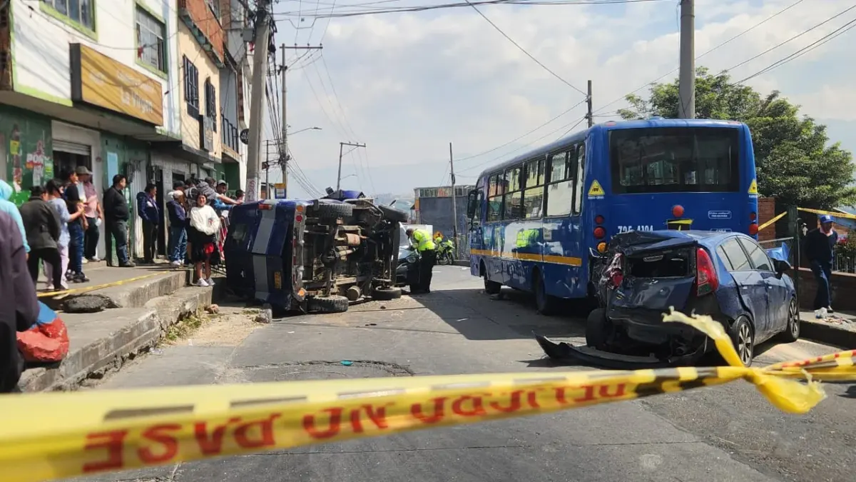 EN VIDEO: así quedó registrado el accidente en Ciudad Bolívar que dejó un muerto Una cámara de seguridad captó el momento en que una camioneta de transporte informal, que circulaba a exceso de velocidad por el barrio Vista Hermosa (Ciudad Bolívar), atropelló mortalmente a un peatón. Las imágenes del video del accidente son impactantes.