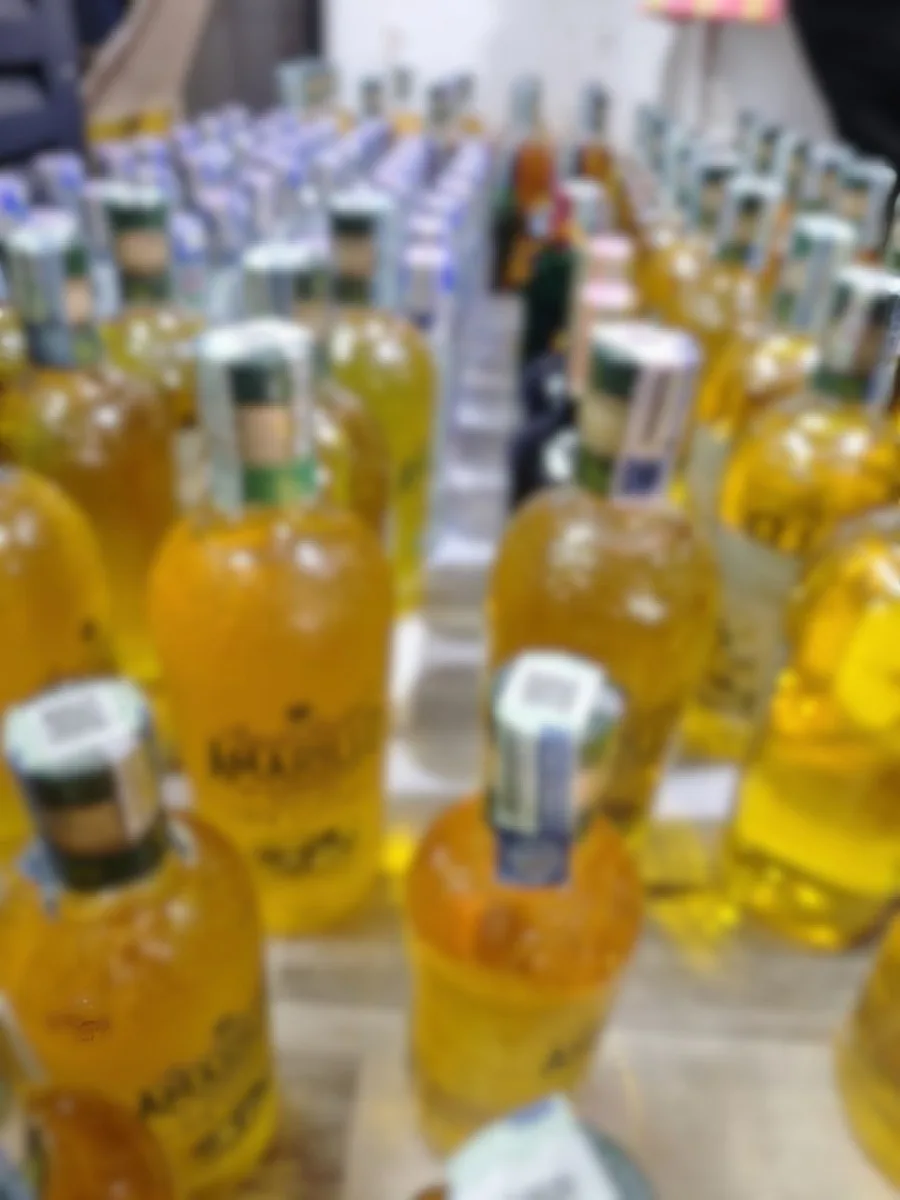 Una mujer capturada y una cigarrería fue cerrada tras hallazgo de licor adulterado 1 Una mujer capturada y una cigarrería fue cerrada tras hallazgo de licor adulterado