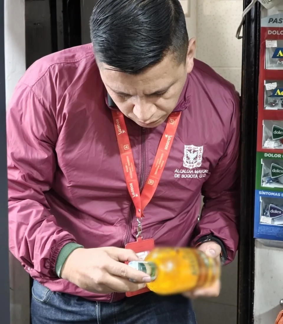 Una mujer capturada y una cigarrería fue cerrada tras hallazgo de licor adulterado 3 Una mujer capturada y una cigarrería fue cerrada tras hallazgo de licor adulterado