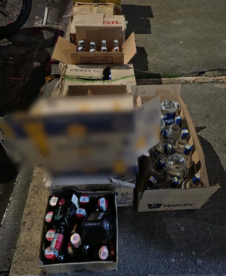 Una mujer capturada y una cigarrería fue cerrada tras hallazgo de licor adulterado 2 Una mujer capturada y una cigarrería fue cerrada tras hallazgo de licor adulterado