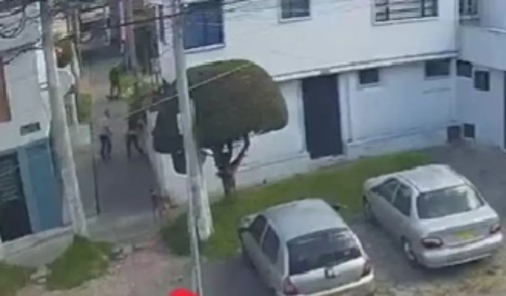 Usaquén: Paula fue agredida junto a su perrita por un vecino en el barrio Barrancas La denuncia de Paula Alejandra Sierra Rojas volvió a poner en el centro del debate la intolerancia y la violencia en espacios públicos. Según su relato, en el parque El Consuelo del Norte, ubicado en el barrio Barrancas (Usaquén), fue agredida por un vecino mientras se encontraba con su perrita.