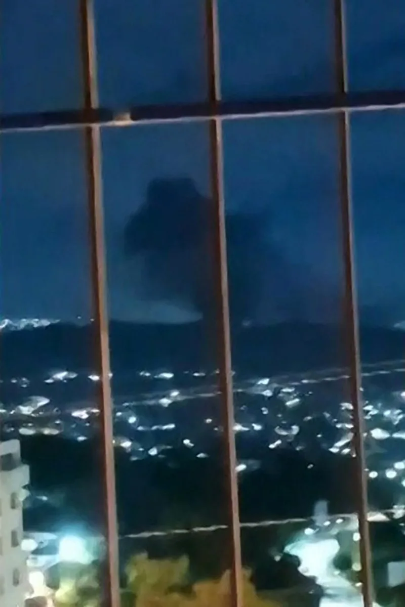 ¡Atención! Venezuela denuncia "gravísima agresión militar" de EE. UU. Venezuela denunció el sábado una "gravísima agresión militar" por parte de Estados Unidos y declaró un estado de excepción tras fuertes explosiones registradas en la capital Caracas en la madrugada.