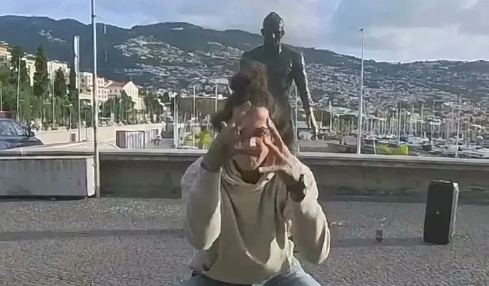 Vandalismo contra Cristiano Ronaldo: incendiaron su estatua frente al Museo CR7 2 Vandalismo contra Cristiano Ronaldo: incendiaron su estatua frente al Museo CR7 El ataque, realizado en Portugal, fue grabado por el propio autor, quien luego difundió el video en redes sociales.