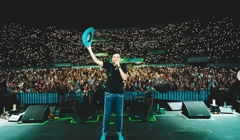 Vea la transmisión del homenaje a Yeison Jiménez en el Movistar Arena Bogotá se viste de luto para darle el último adiós al gran Yeison Jiménez. Si usted no pudo arrimarse al Movistar Arena, ¡no se me achicopale! Aquí le contamos cómo seguir minuto a minuto la transmisión del emotivo homenaje al artista.