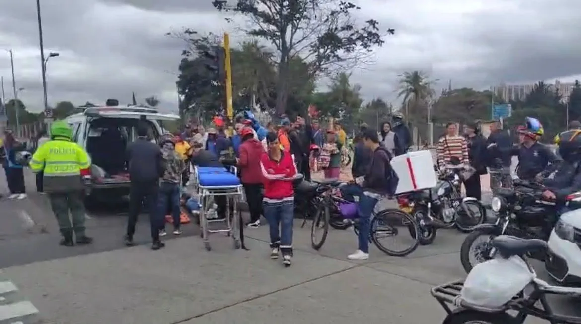 Los Mártires: siniestro vial entre bus escolar y motociclista en Av. El Dorado 1 siniestro