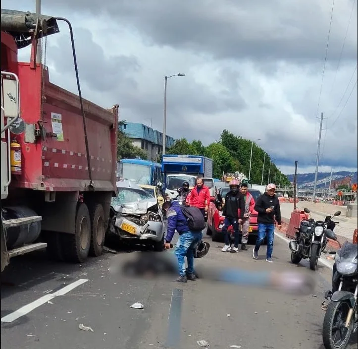 Engativá: se conocen más detalles del choque por fleteo que acabó con tres vidas en la Av. 68 Q’HUBO conoció nuevos detalles sobre la persecución por fleteo en la Avenida 68 (Engativá). El incidente, que desencadenó un choque múltiple, no solo dejó un saldo de tres personas fallecidas, sino también al menos dos heridos. Testigos contaron lo que pasó.