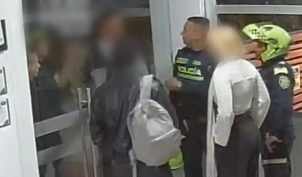 ¡Aberrante! Capturan en Usaquén a hombre que abusaba de su hija 2 ¡Aberrante! Capturan en Usaquén a hombre que abusaba de su hija En las últimas horas, las autoridades capturaron a un hombre en la localidad de Usaquén, señalado de presuntamente abusar de su hija. El caso salió a la luz luego de que la menor lograra escapar de las garras de su padre y alertara sobre lo ocurrido.
