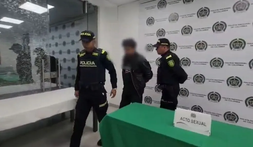 ¡Aberrante! Capturan en Usaquén a hombre que abusaba de su hija 1 ¡Aberrante! Capturan en Usaquén a hombre que abusaba de su hija En las últimas horas, las autoridades capturaron a un hombre en la localidad de Usaquén, señalado de presuntamente abusar de su hija. El caso salió a la luz luego de que la menor lograra escapar de las garras de su padre y alertara sobre lo ocurrido.