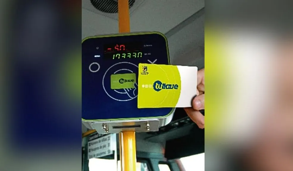¡Aliste el bolsillo! Recuerde que el pasaje de TransMilenio y Sitp sube: este será el precio El ajuste es de 350 pesos y la tarifa quedará unificada para el bus rojo y el azul del TransMilenio y el Sitp. Ojo, porque vienen más subsidios para los que viven en 'pagadiarios' y los habitantes de calle.