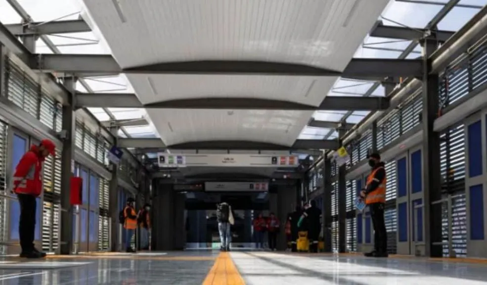 ¡Aliste el bolsillo! Recuerde que el pasaje de TransMilenio y Sitp sube: este será el precio El ajuste es de 350 pesos y la tarifa quedará unificada para el bus rojo y el azul del TransMilenio y el Sitp. Ojo, porque vienen más subsidios para los que viven en 'pagadiarios' y los habitantes de calle.
