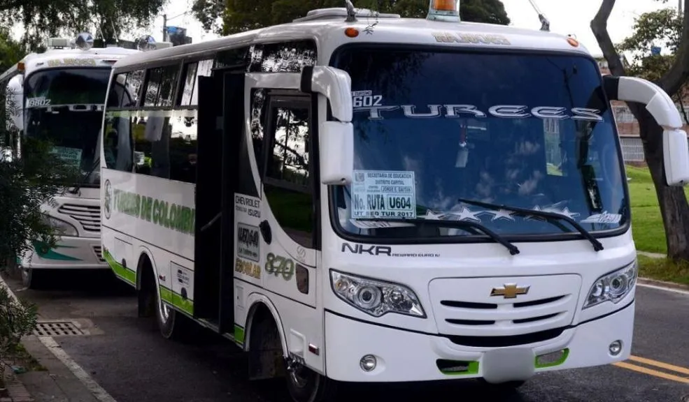 Su hijo podrá asistir al colegio distrital en transporte gratis, le contamos cómo 2 Su hijo podrá asistir al colegio distrital en transporte gratis, le contamos cómo Si a usted le toca hacer maromas para que sus hijos lleguen al colegio, póngase las pilas porque la Secretaría de Educación ya activó el Programa de Movilidad Escolar. Aquí le contamos cómo asegurar el transporte gratis para los estudiantes de los colegios públicos de Bogotá.