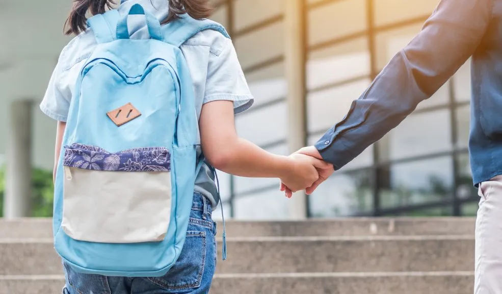 Su hijo podrá asistir al colegio distrital en transporte gratis, le contamos cómo 1 Su hijo podrá asistir al colegio distrital en transporte gratis, le contamos cómo Si a usted le toca hacer maromas para que sus hijos lleguen al colegio, póngase las pilas porque la Secretaría de Educación ya activó el Programa de Movilidad Escolar. Aquí le contamos cómo asegurar el transporte gratis para los estudiantes de los colegios públicos de Bogotá.