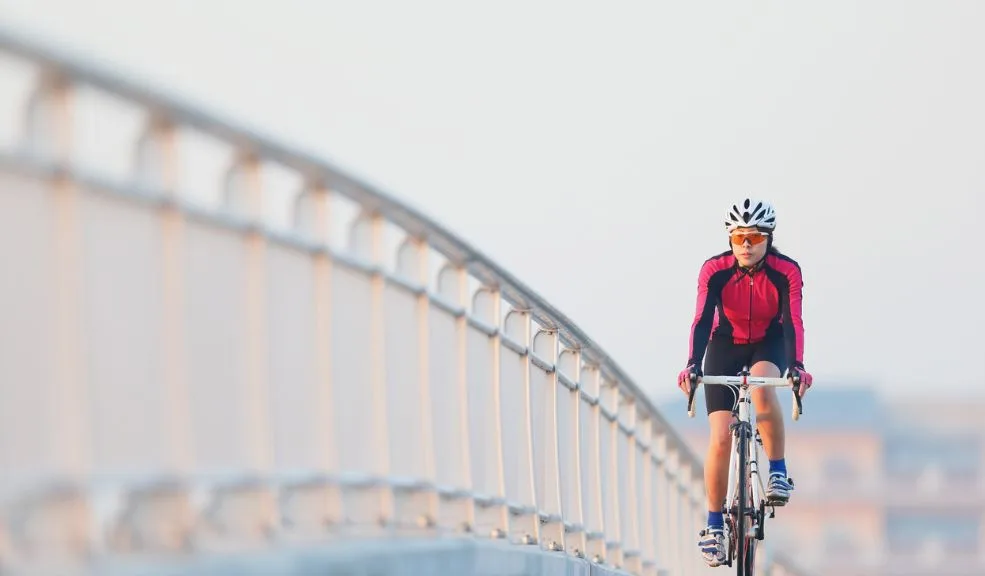 ¡Atención ciclistas! Esta es la multa por cruzar un puente peatonal en bicicleta Aunque en la capital esté normalizado que los ciclistas transiten por los puentes peatonales en bicicleta, esta es una infracción por la cual pueden ser multados.