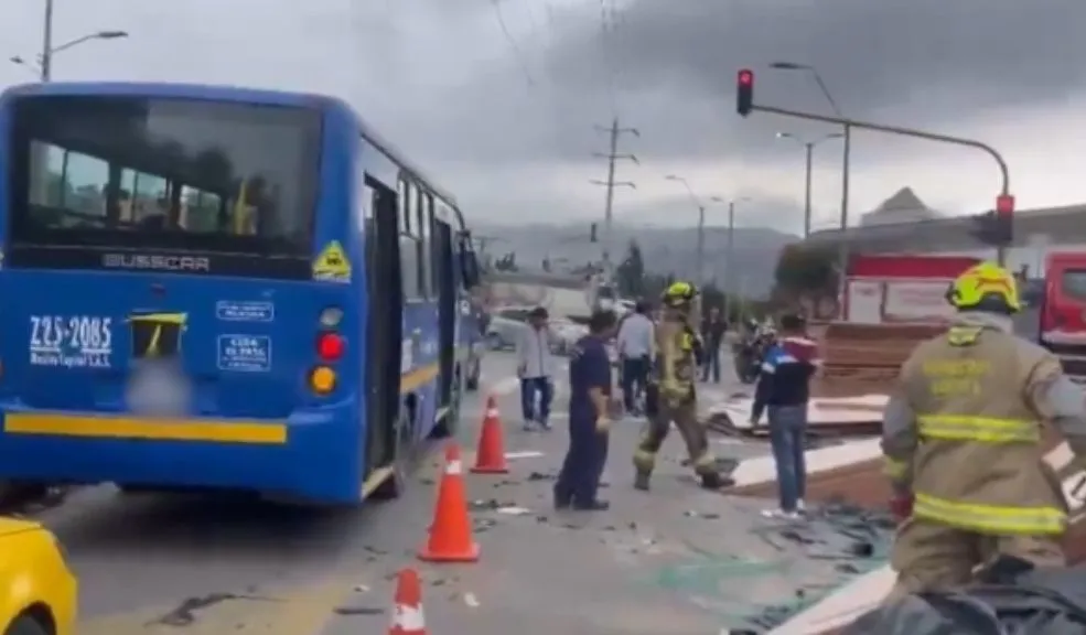 ¡Caos en Tunjuelito! Carga de un camión quedó esparcida en la vía El tránsito en Tunjuelito se convirtió en un verdadero caos este martes 6 de enero, luego de que varias toneladas de carga cayeran sobre la carrera 24, afectando la movilidad y obligando a los conductores a buscar rutas alternas.