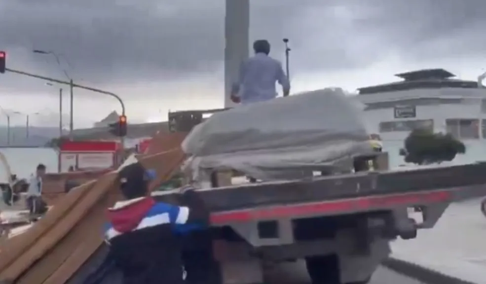 ¡Caos en Tunjuelito! Carga de un camión quedó esparcida en la vía El tránsito en Tunjuelito se convirtió en un verdadero caos este martes 6 de enero, luego de que varias toneladas de carga cayeran sobre la carrera 24, afectando la movilidad y obligando a los conductores a buscar rutas alternas.