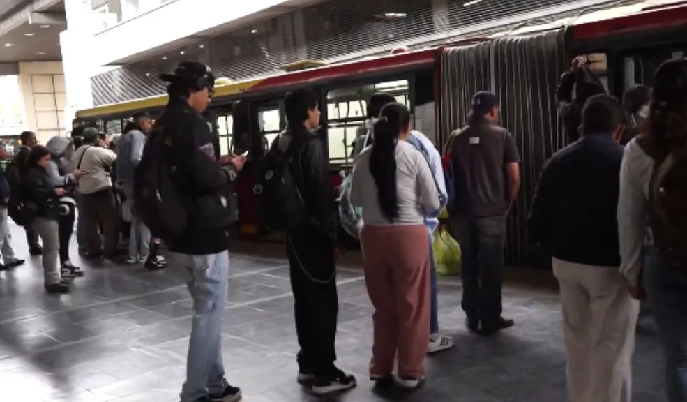 Infractores de TransMilenio realizaron jornada pedagógica en el Portal 20 de Julio 2 Infractores de TransMilenio realizaron jornada pedagógica en el Portal 20 de Julio Un grupo de ciudadanos, sancionados previamente por incumplir el Código Nacional de Seguridad y Convivencia Ciudadana, participó en la estrategia ‘Gestores de Convivencia por un día’.