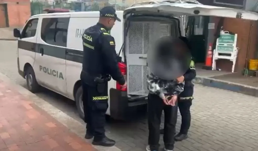 Capturan en Usme a mujer que intentó ingresar marihuana oculta en huevos 2 Capturan en Usme a mujer que intentó ingresar marihuana oculta en huevos En un insólito caso de microtráfico, la Policía Metropolitana de Bogotá capturó a una mujer de 61 años en la localidad de Usme, luego de ser descubierta intentando ingresar estupefacientes a las celdas de la estación local.