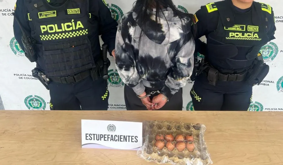 Capturan en Usme a mujer que intentó ingresar marihuana oculta en huevos 1 Capturan en Usme a mujer que intentó ingresar marihuana oculta en huevos En un insólito caso de microtráfico, la Policía Metropolitana de Bogotá capturó a una mujer de 61 años en la localidad de Usme, luego de ser descubierta intentando ingresar estupefacientes a las celdas de la estación local.