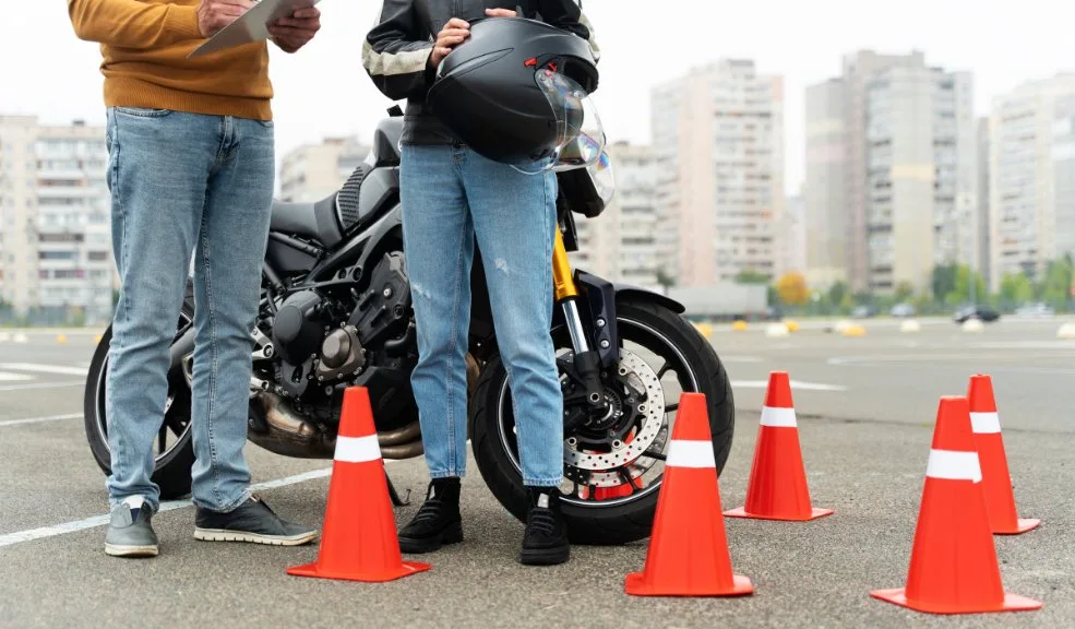 ¡Perfeccione su conducción! Asista al primer curso gratuito para motociclistas del año Si se siente un poco inseguro a la hora de manejar o le gustaría perfeccionar algún elemento de su conducción, no se puede perder el primer curso para motociclistas del año, para que arranque su 2026 lleno de seguridad al volante.